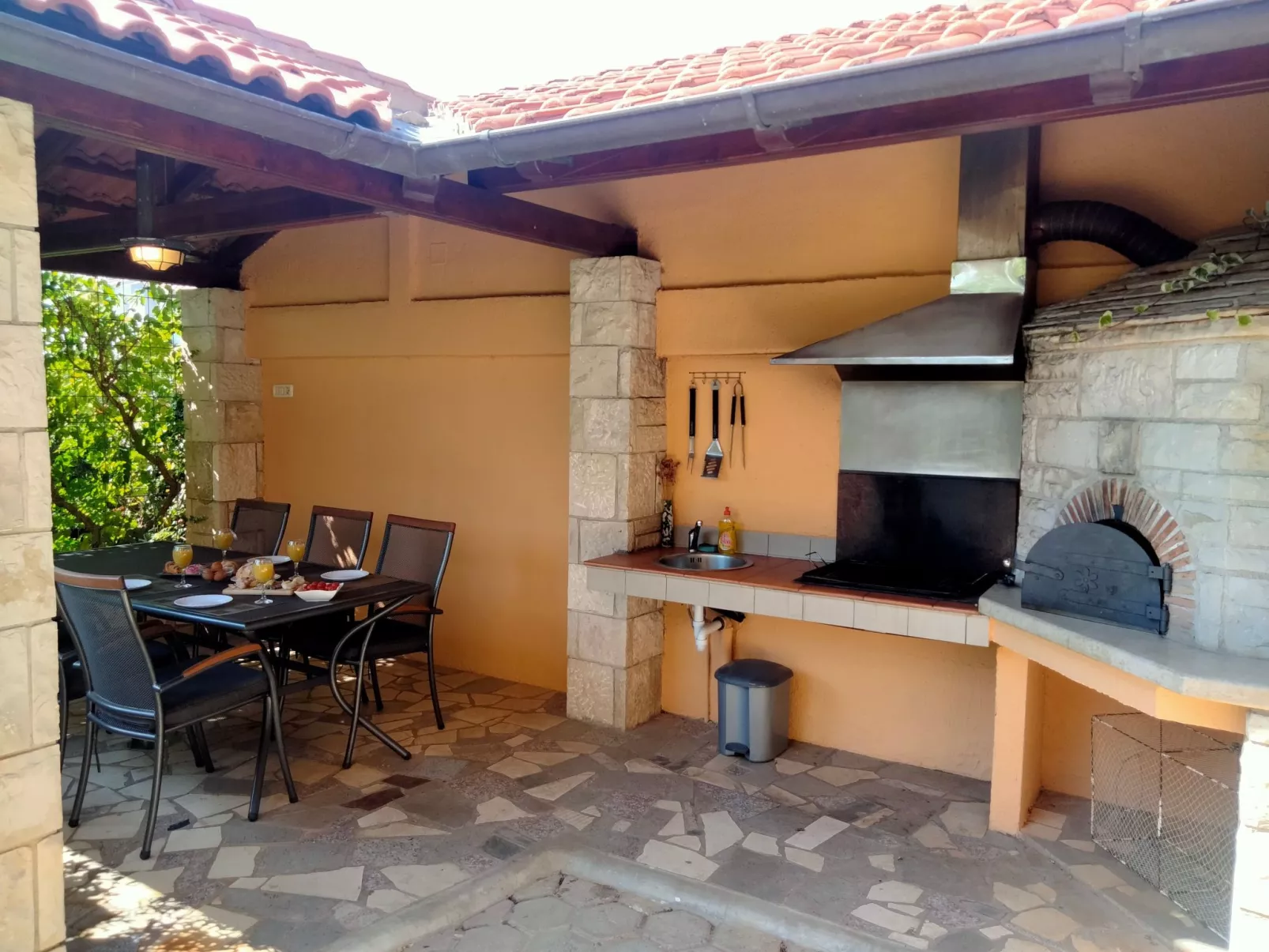 Elegantes Familienappartement mit privatem Pool-Buiten