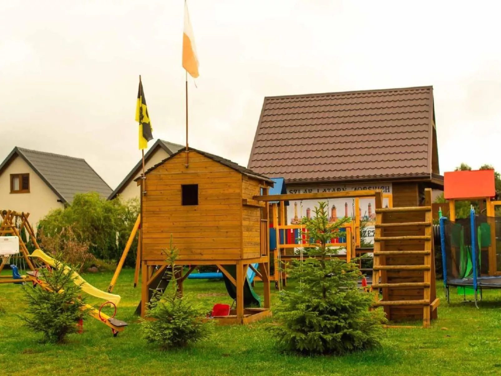 Modernes Ferienhaus in Biebrowo mit Grill, Garten und Terrasse-Buiten