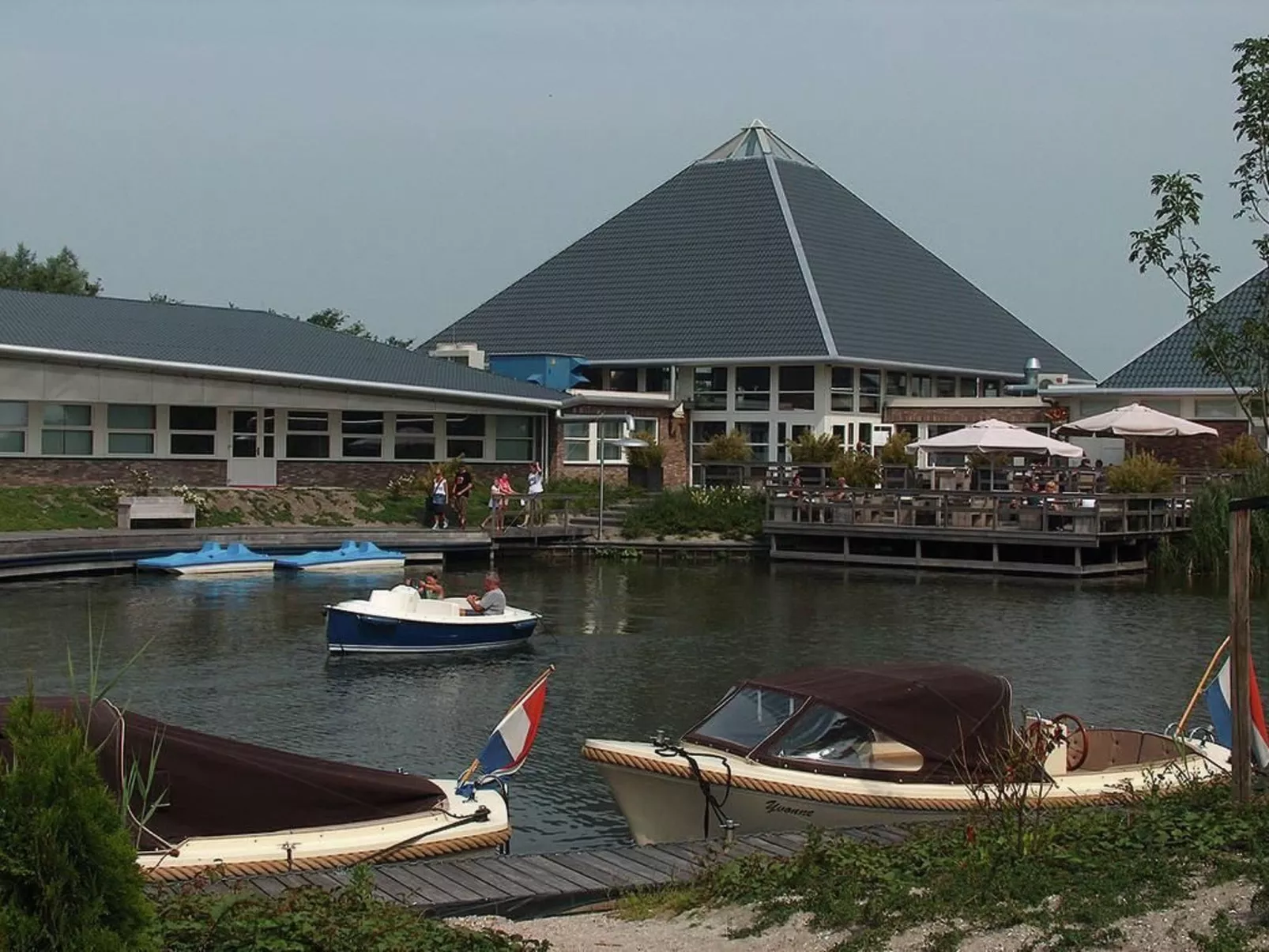 Mit Außen-Sauna und Außen-Whirlpool-Buiten