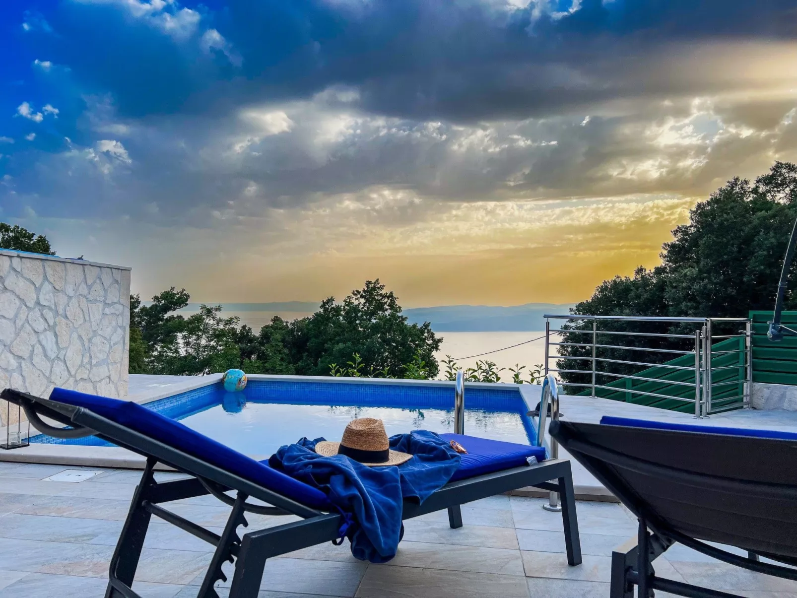 Günstiges Ferienhaus mit Pool und Meerblick-Buiten