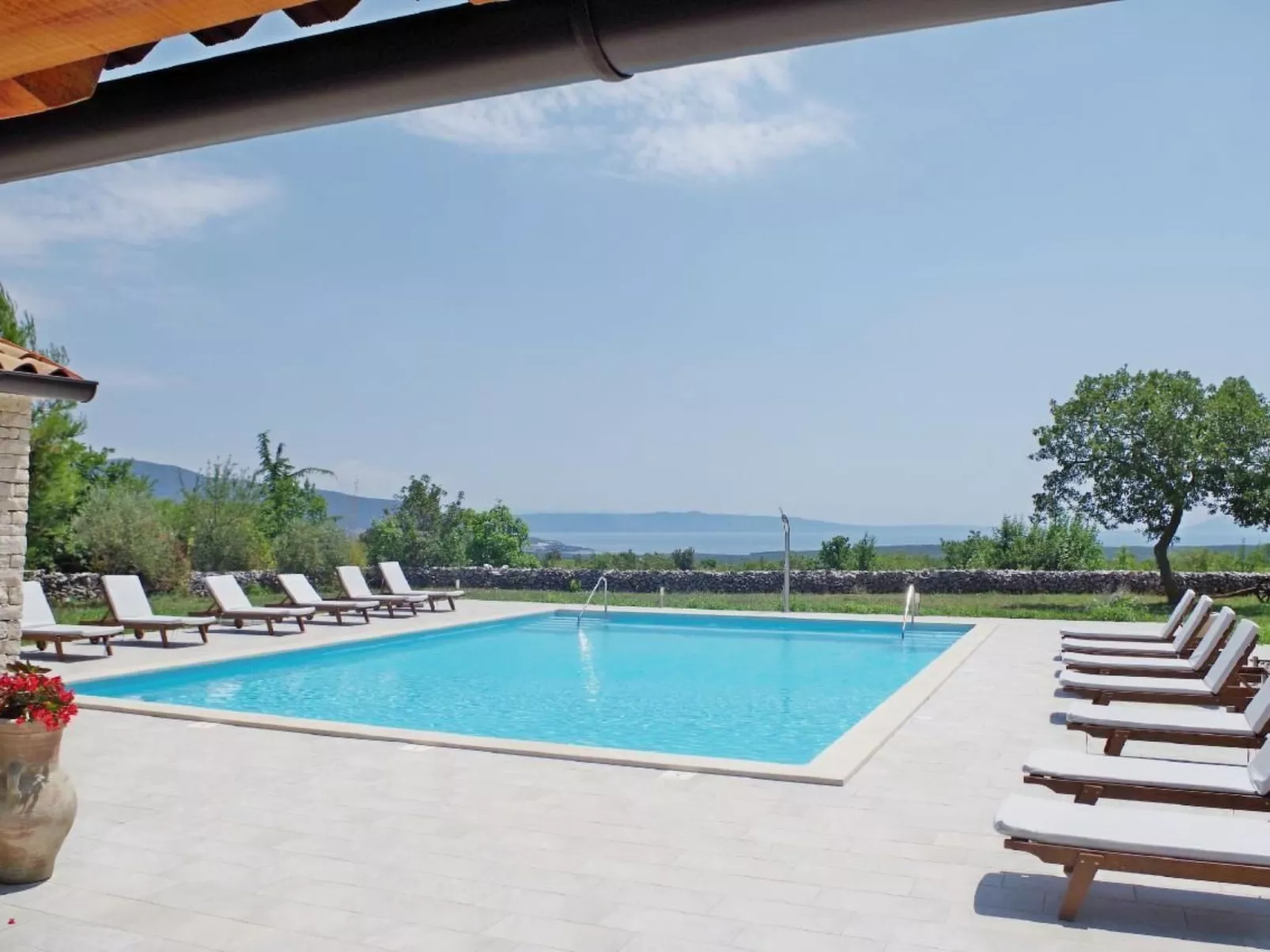 In Rakalj mit Grill, Garten und Terrasse-Buiten