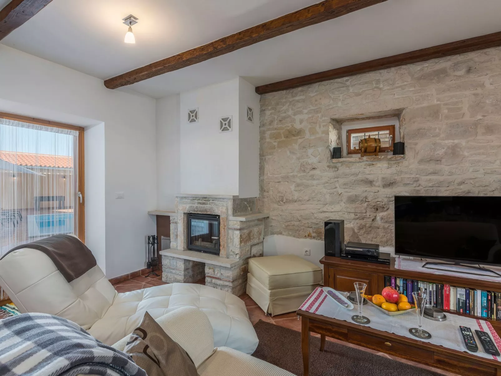 Gemütliches Ferienhaus in Peresiji mit Grill und Terrasse-Binnen