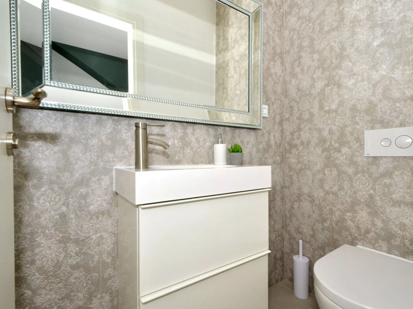 Haus in Dvornica mit privatem Parkplatz-Binnen