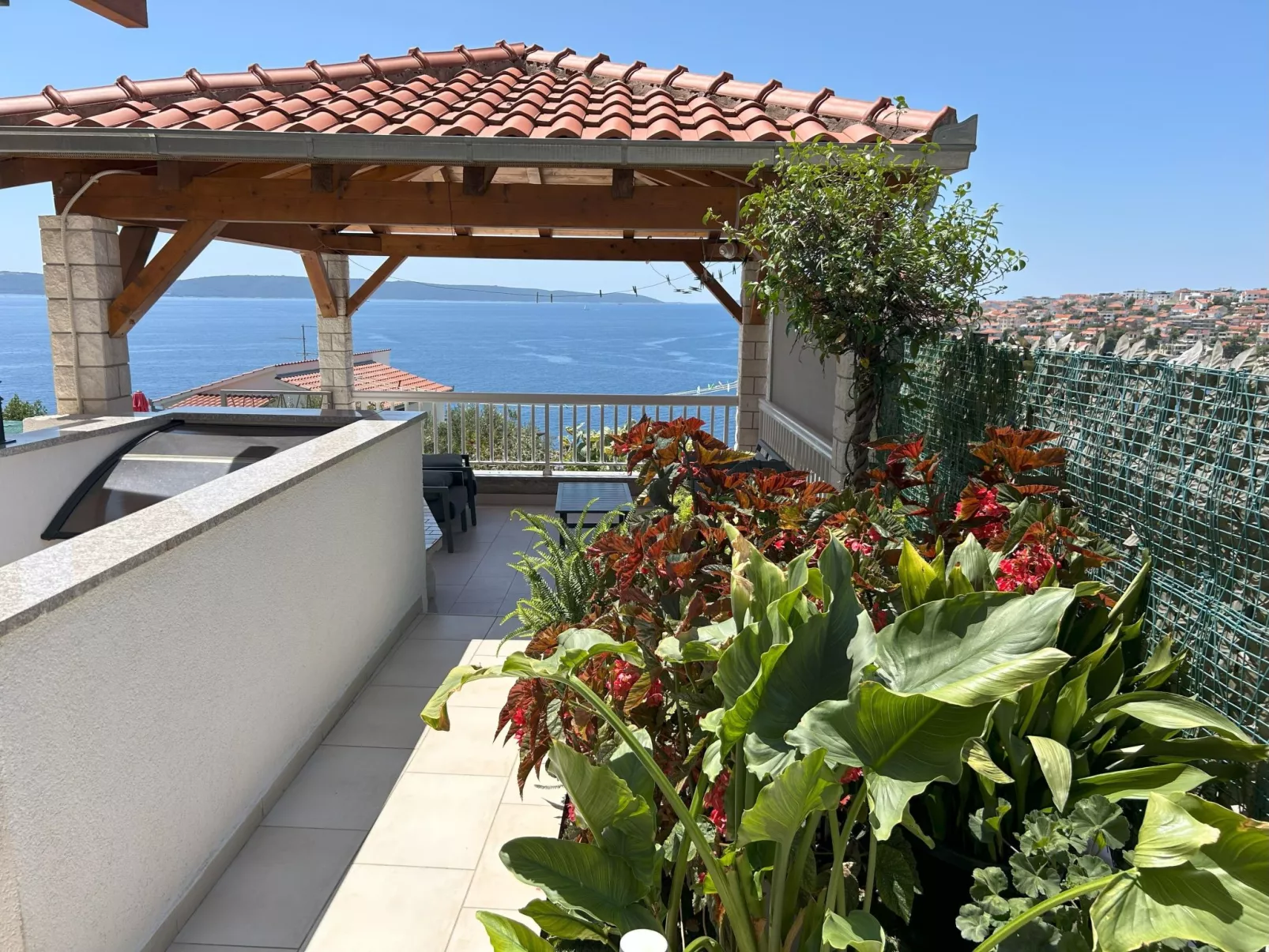 Beheizter Infinity-Pool, Wohnung mit Meerblick3-Buiten