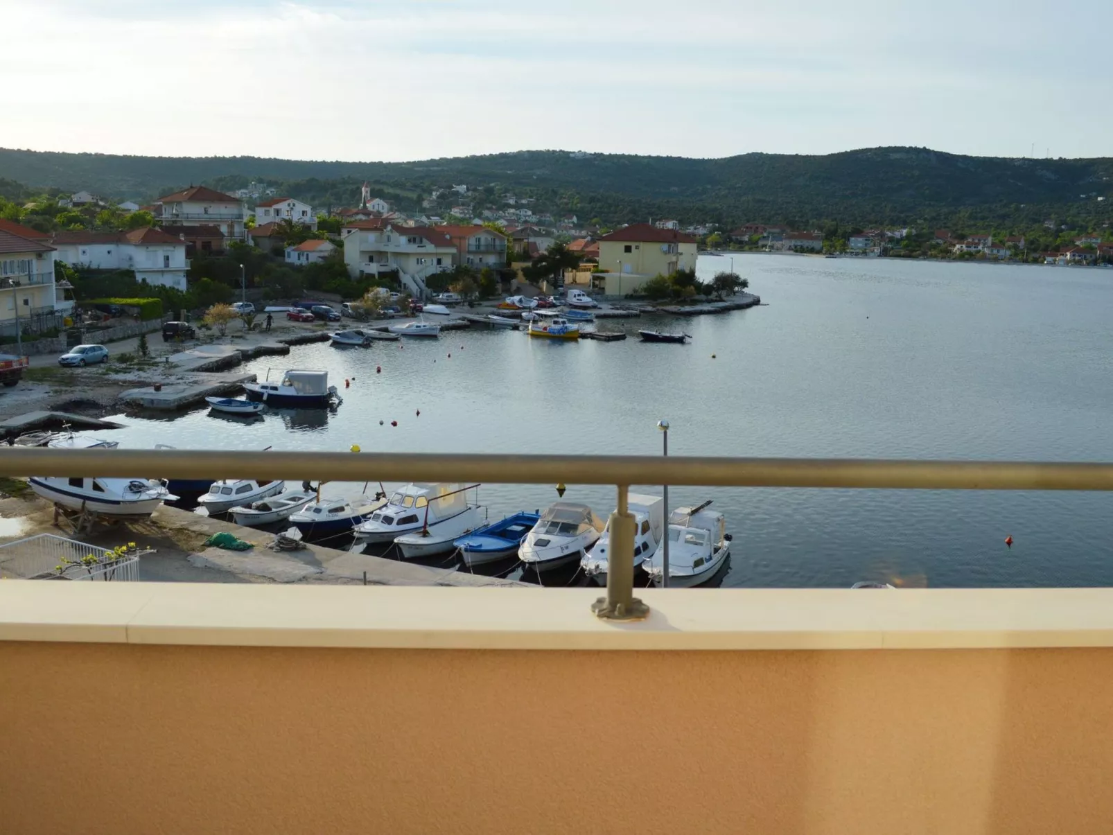 Mit zwei Balkonen-Buiten