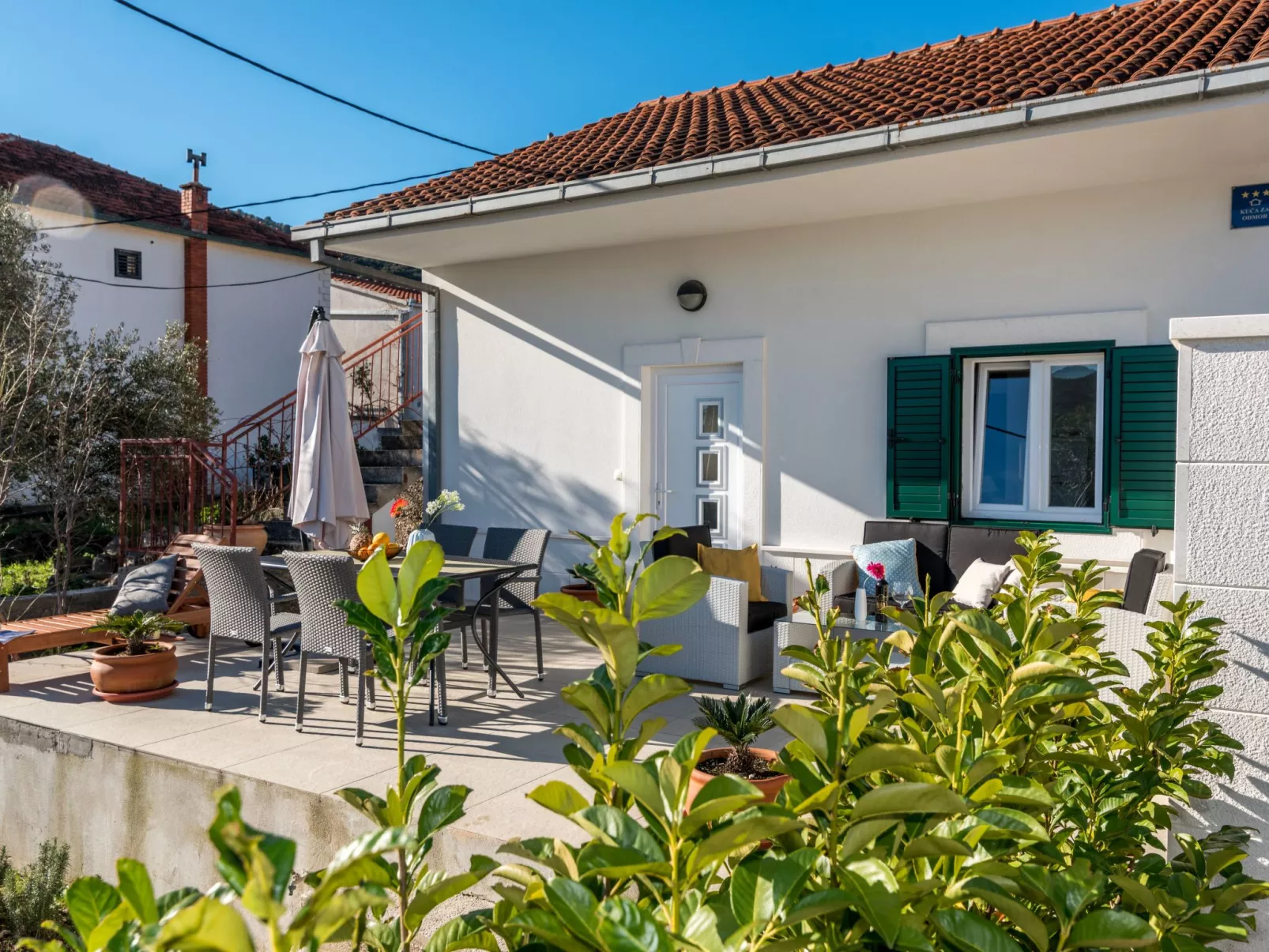 Modernes Ferienhaus mit Terrasse und Meerblick-Buiten