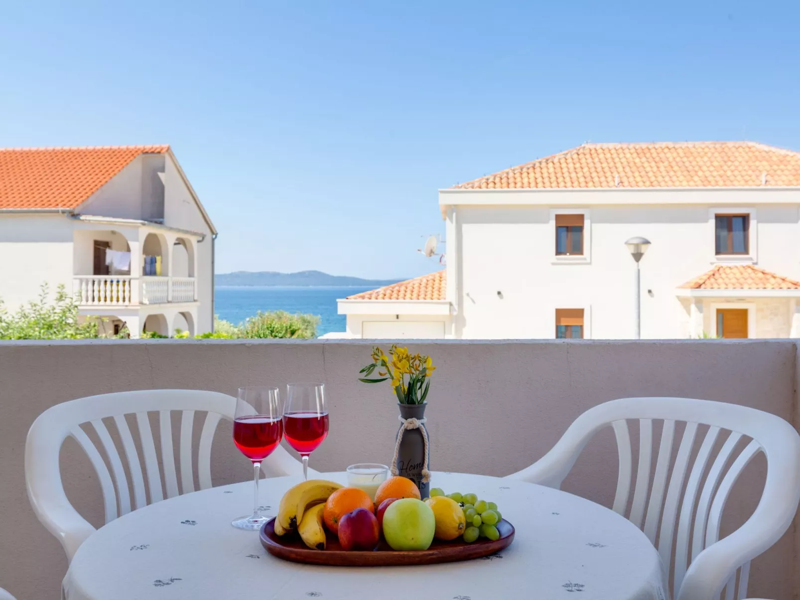 "Lenko 1" mit Blick auf das Wasser-Image-tags.info