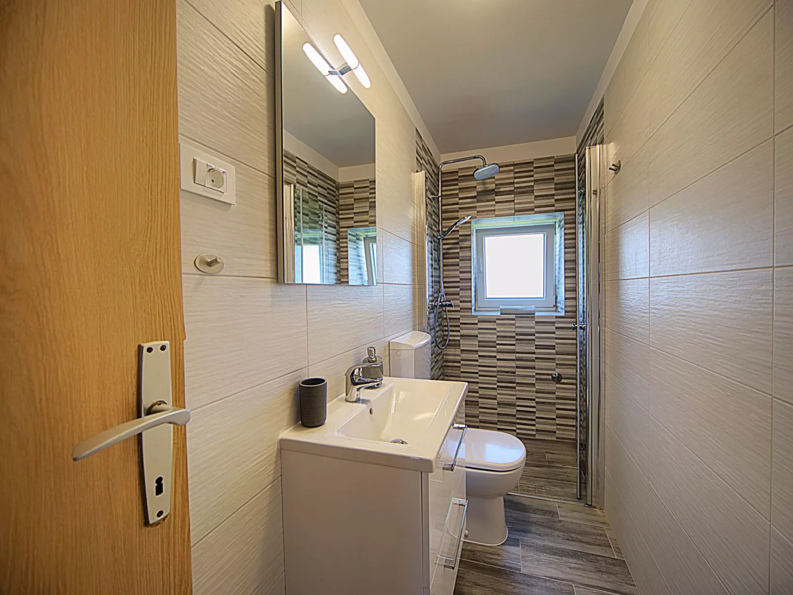 Villa mit Garten, Grill und Terrasse-Binnen