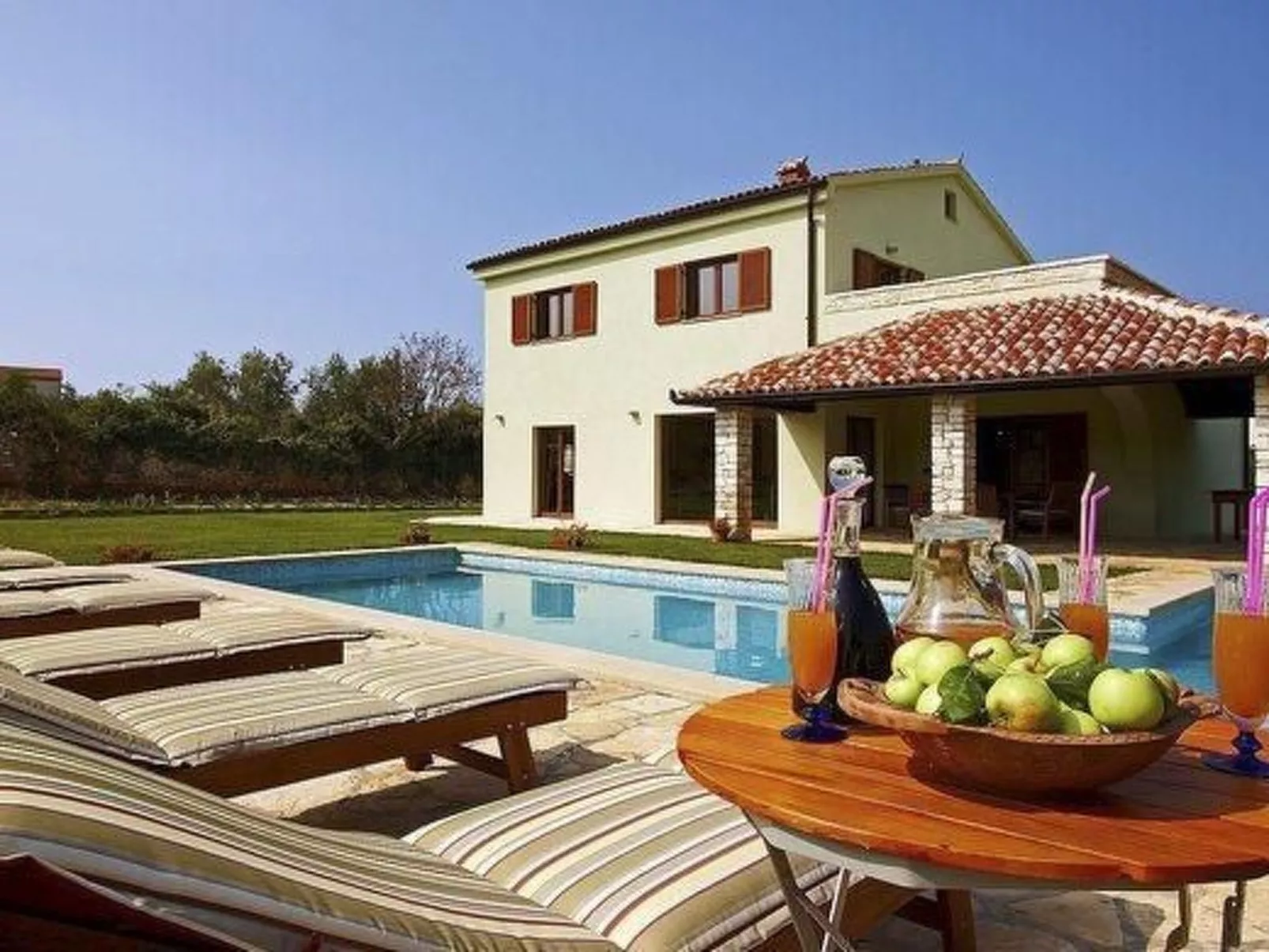 Luxuriöse Villa mit riesigem Olivenbaum-Garten, Sonnenterrasse, großem Pool und-Binnen