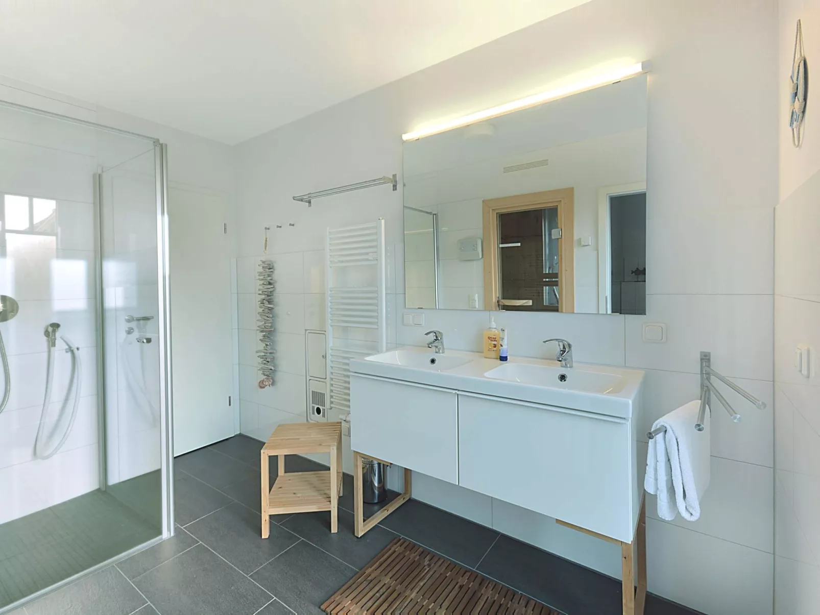 Komfort Ferienhaus mit Sauna und Kamin, auf großem Waldgrundstück, in absoluter-Binnen