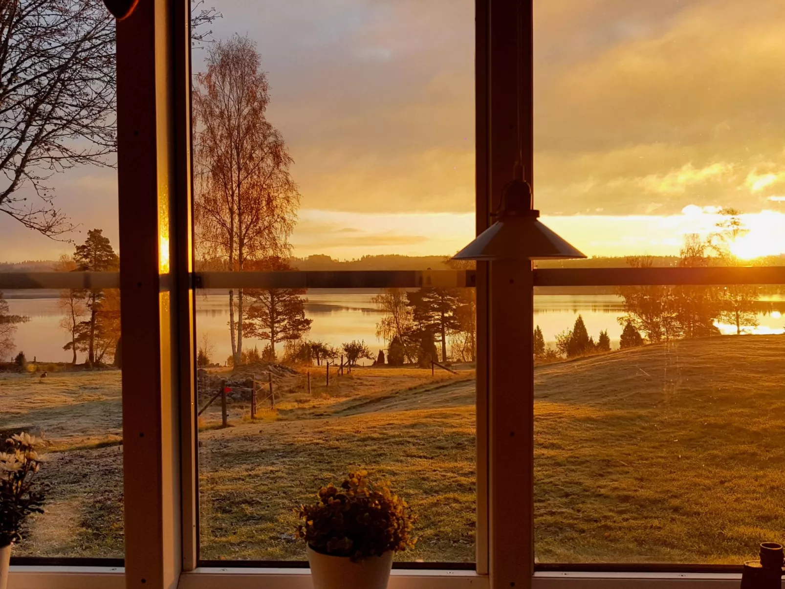 Haus mit toller Aussicht an einem schönen See-Buiten