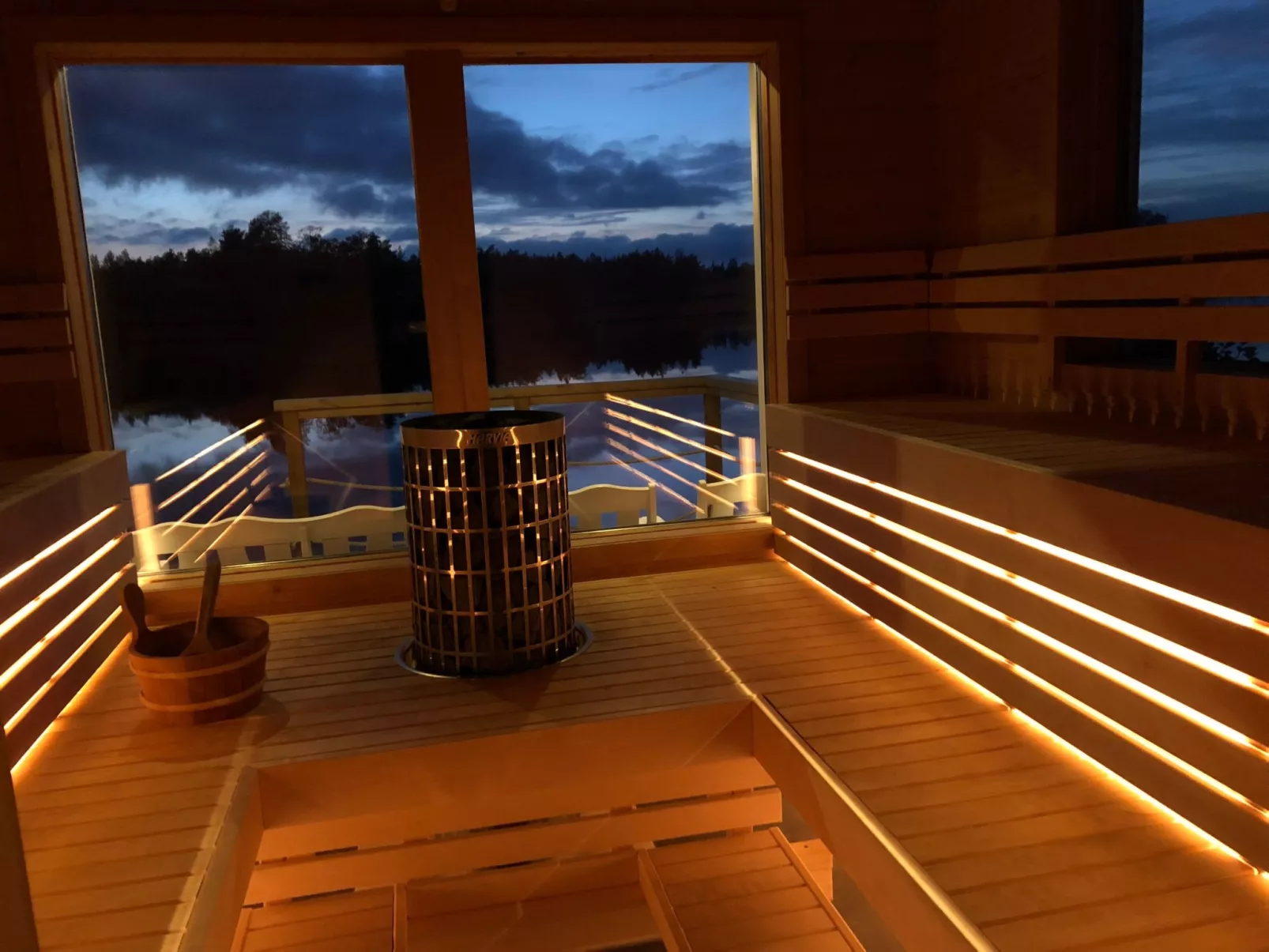 Mit Garten und Holzterrasse am See-Buiten