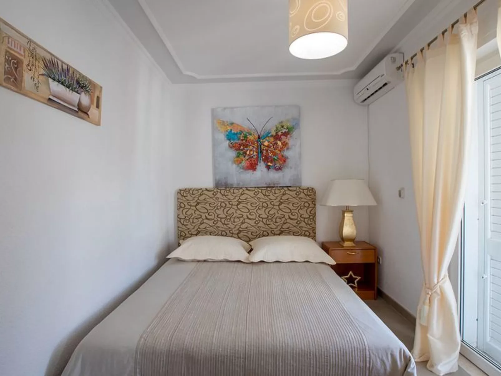 Mélanie C im ersten Stock einer Villa am Strand - Image-tags.info