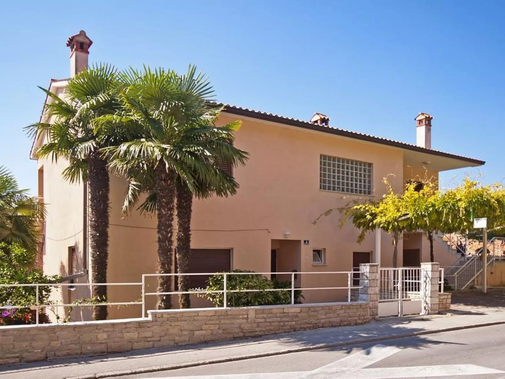 Drei-Zimmer-Wohnung in der Nähe des Meeres-Buiten