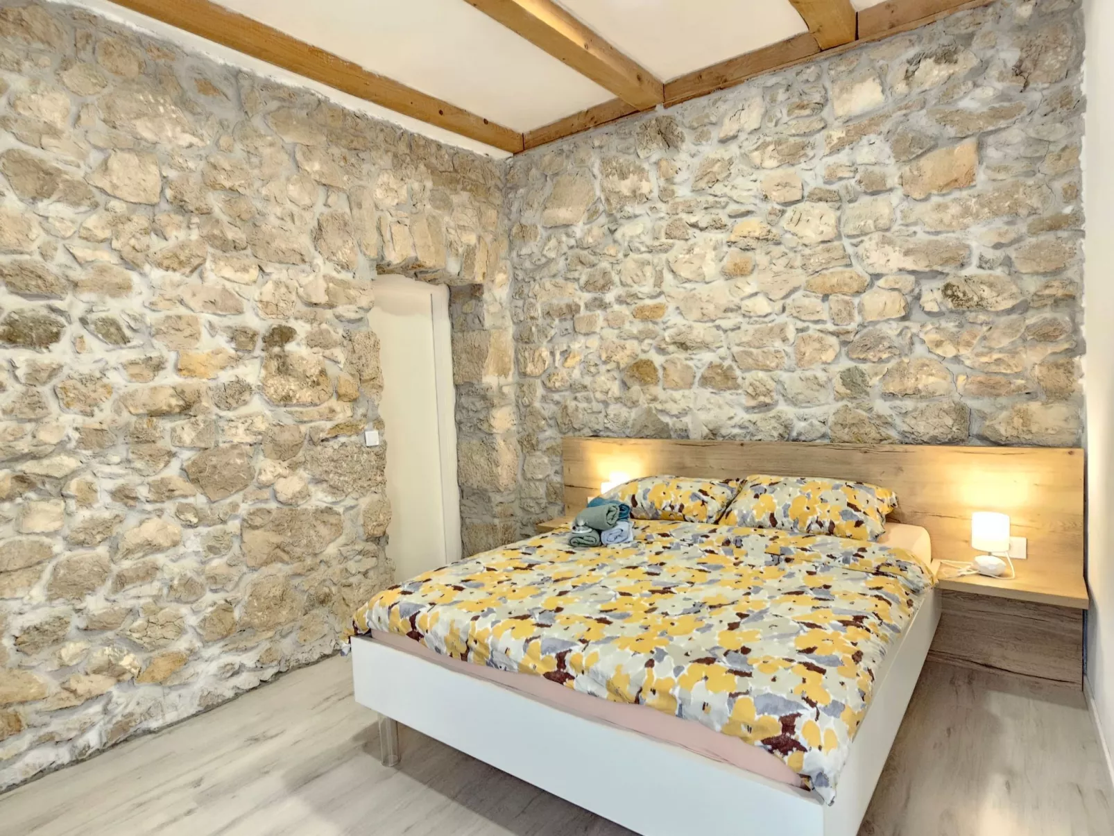 Steinhaus mit privatem Außenpool-Binnen