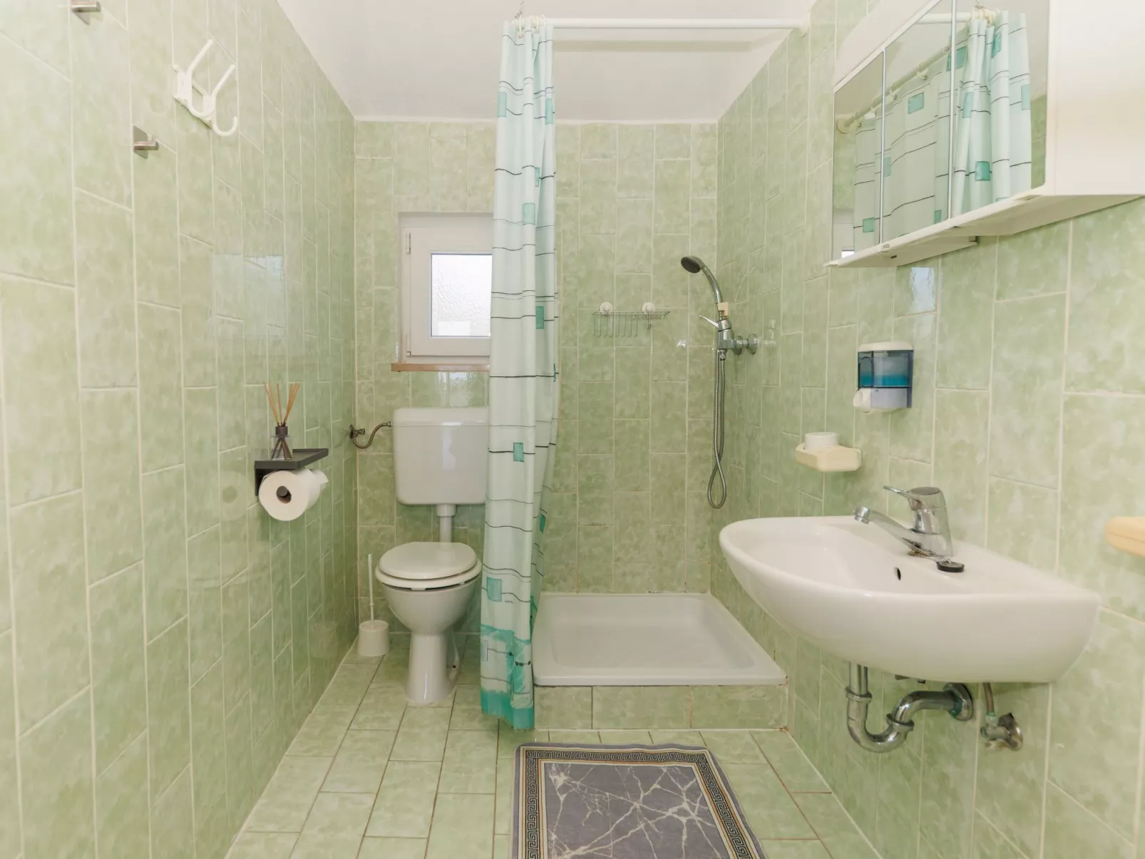 "Zara" mit Blick auf das Wasser-Binnen