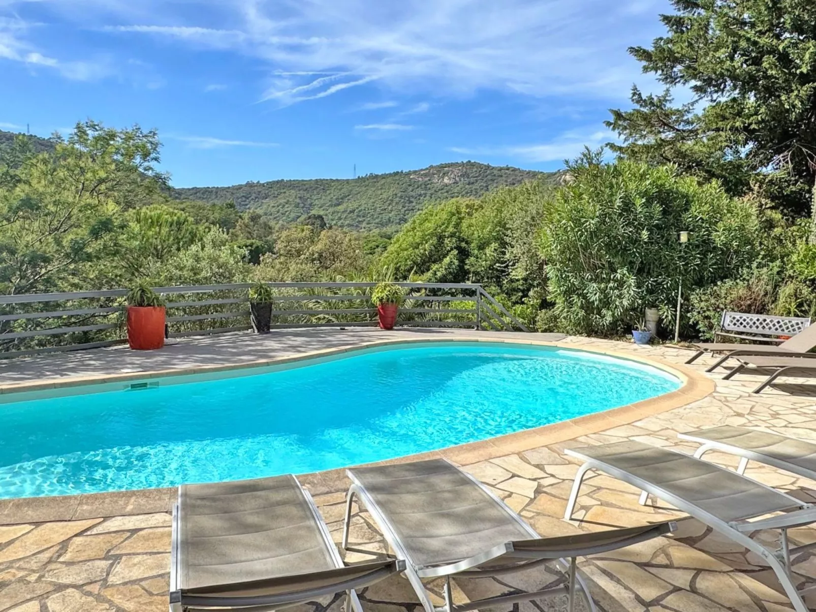 Schöne Villa mit innovativer Architektur in einem grünen Nest im Herzen des Mas-Binnen