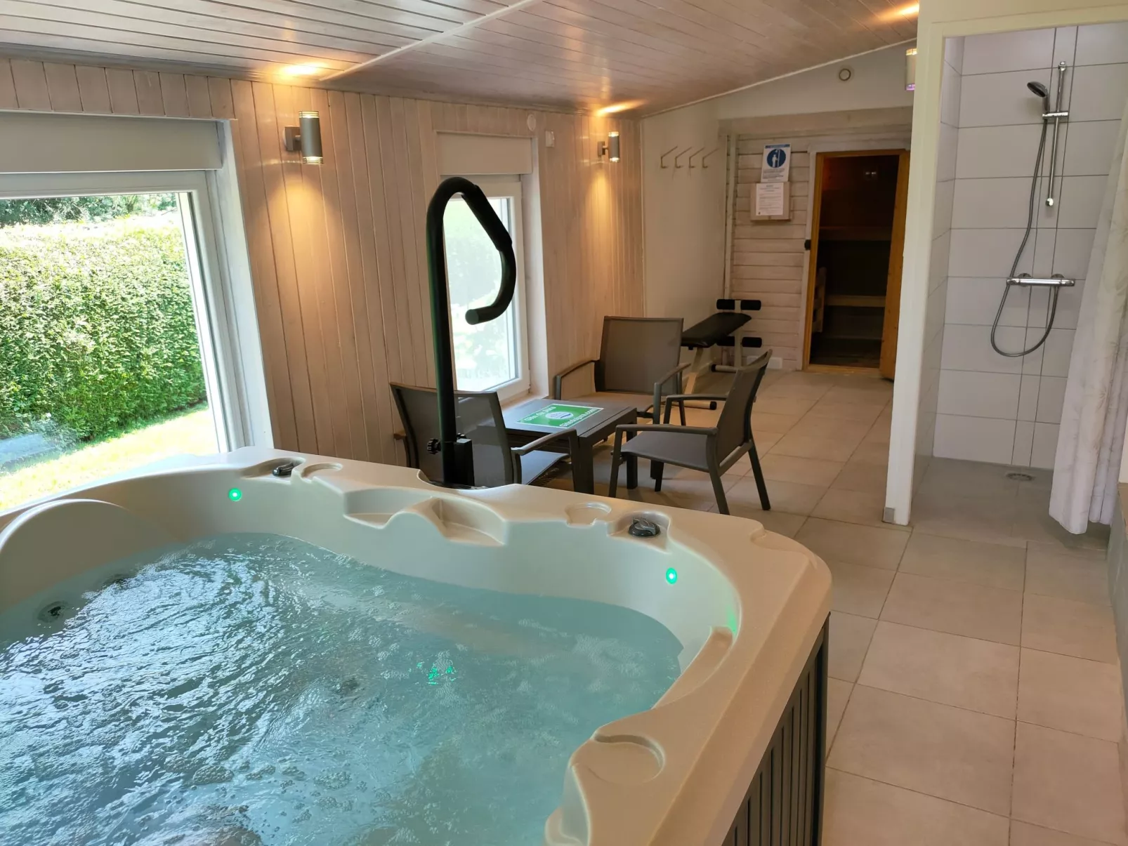 Gite Iris Montagnes du Jura mit Spa Sauna Fluss-Binnen