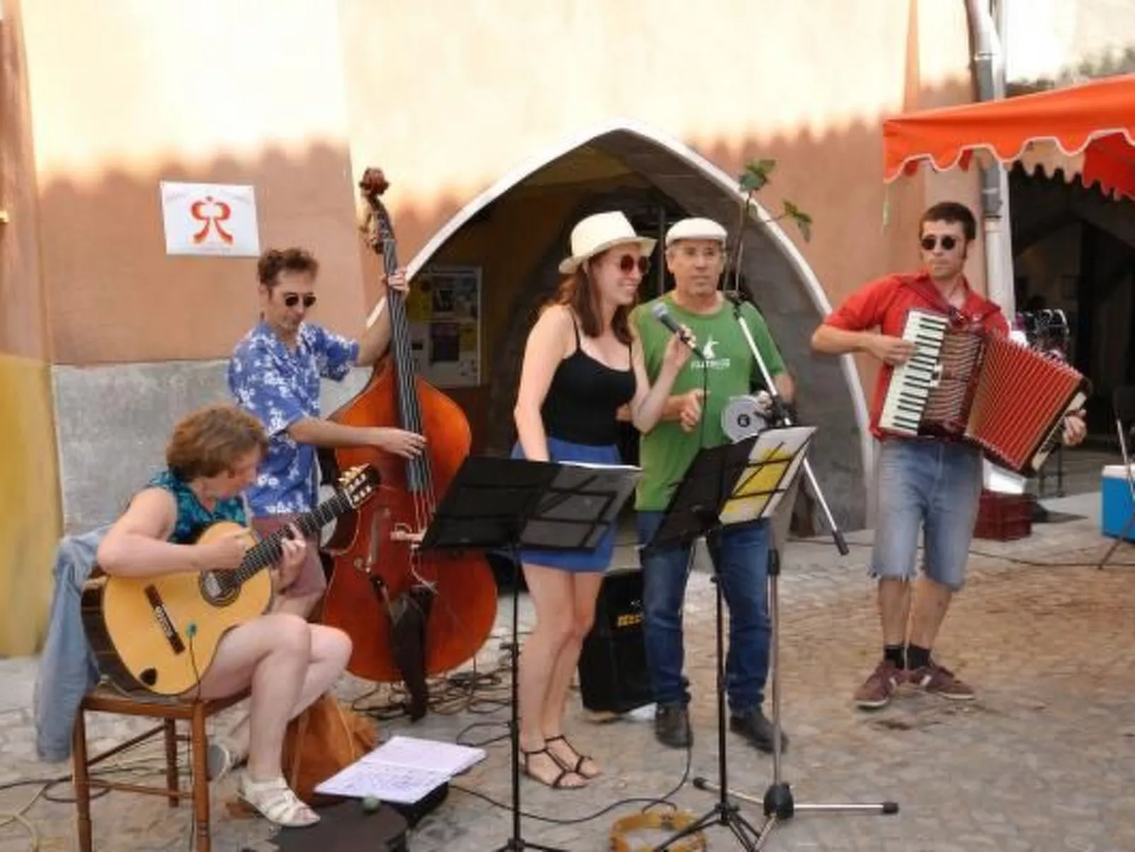 "Haus der Olivenbäume"-Buiten