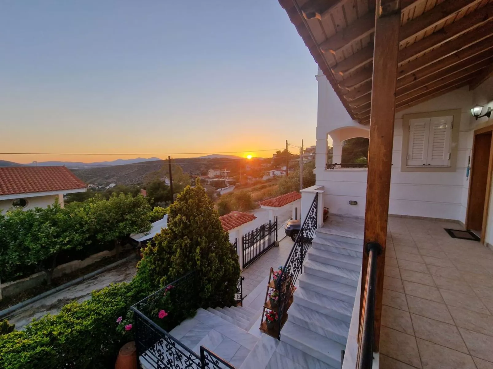 Vollständig umschlossene und großzügig angelegte dreistöckige Ferienvilla mit f-Buiten