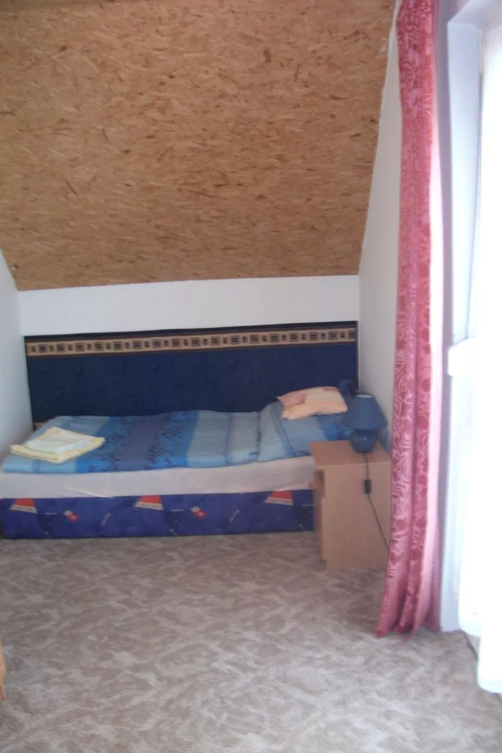 Mit Terrassen, Balkonen sowie Parkplatz-Binnen