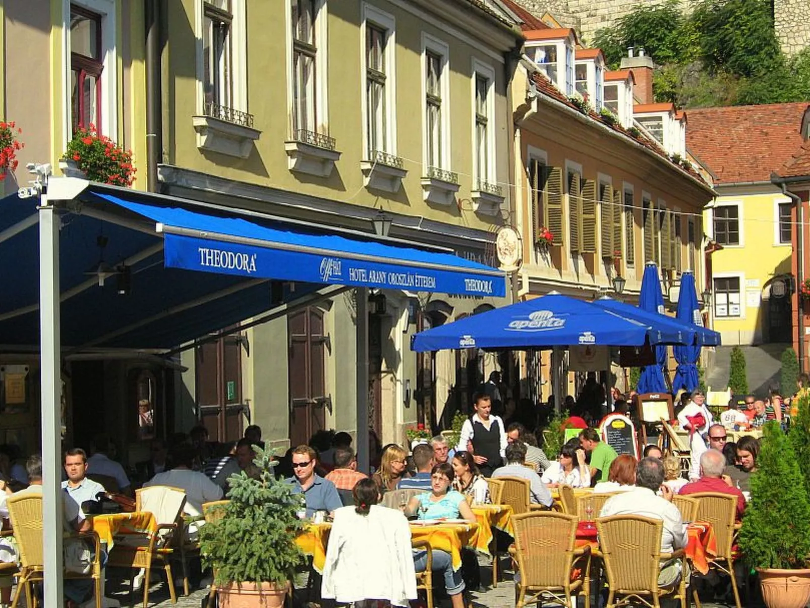 Hütte mit Garten, Grill und Terrasse-Buiten