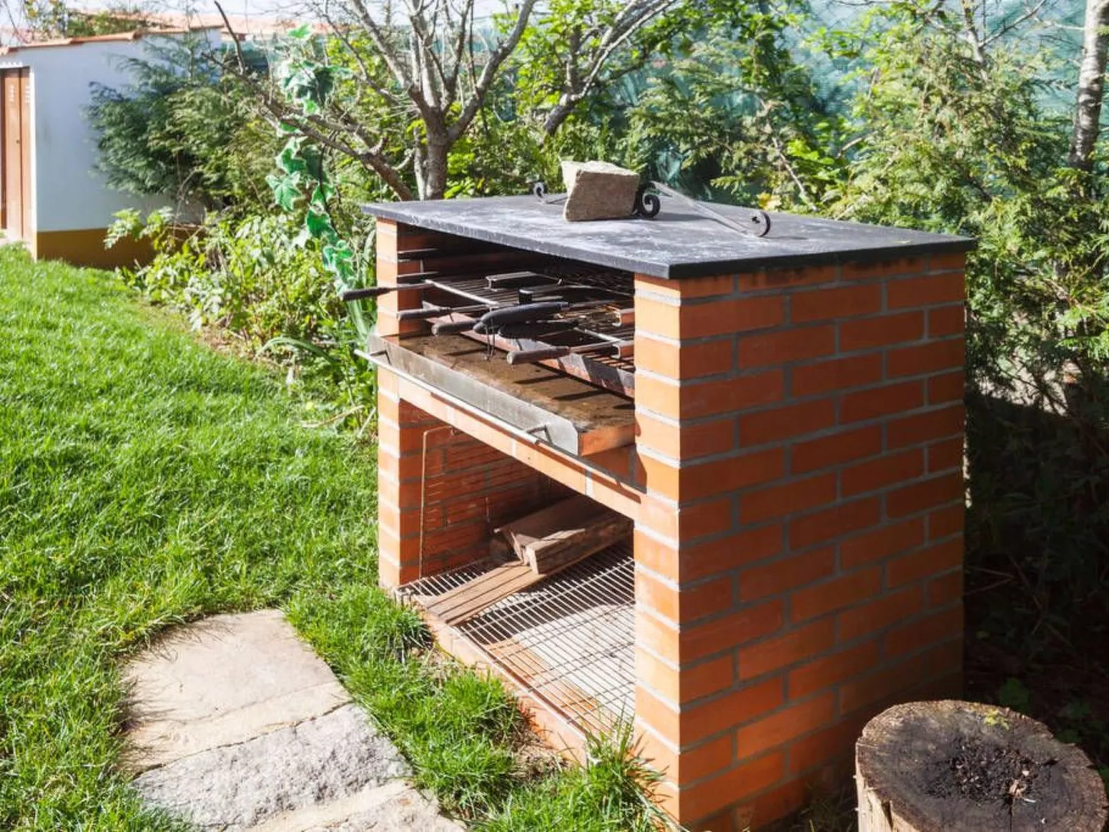 Mit Garten, Grill und Terrasse-Buiten