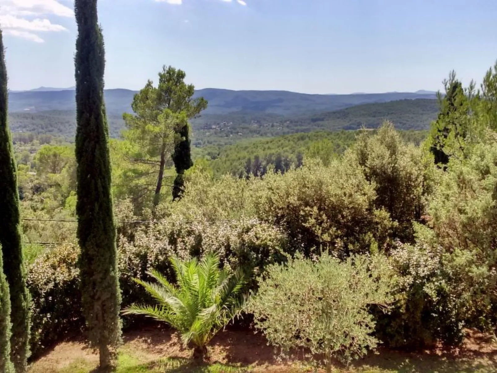Freistehendes Haus mit großer Terrasse und Panoramablick auf die Landschaft-Image-tags.info