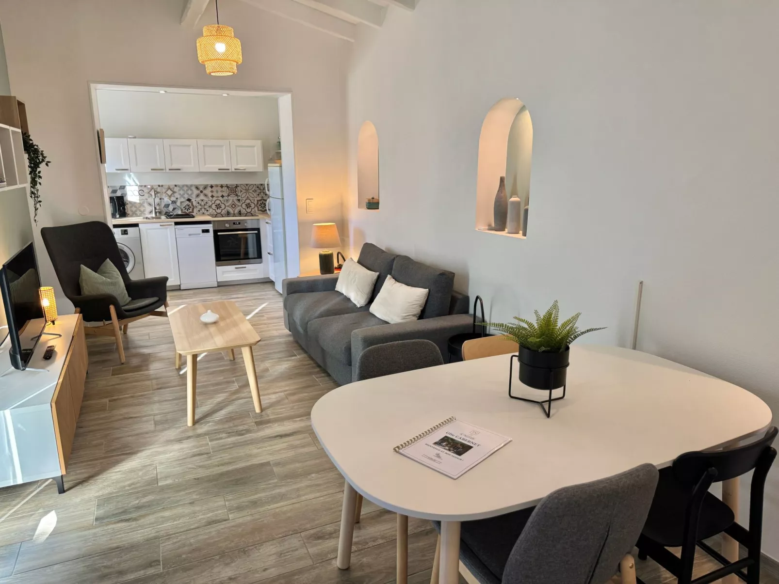 Im Herzen eines Weinguts, schattige Terrasse mit Meerblick, Pool - Binnen