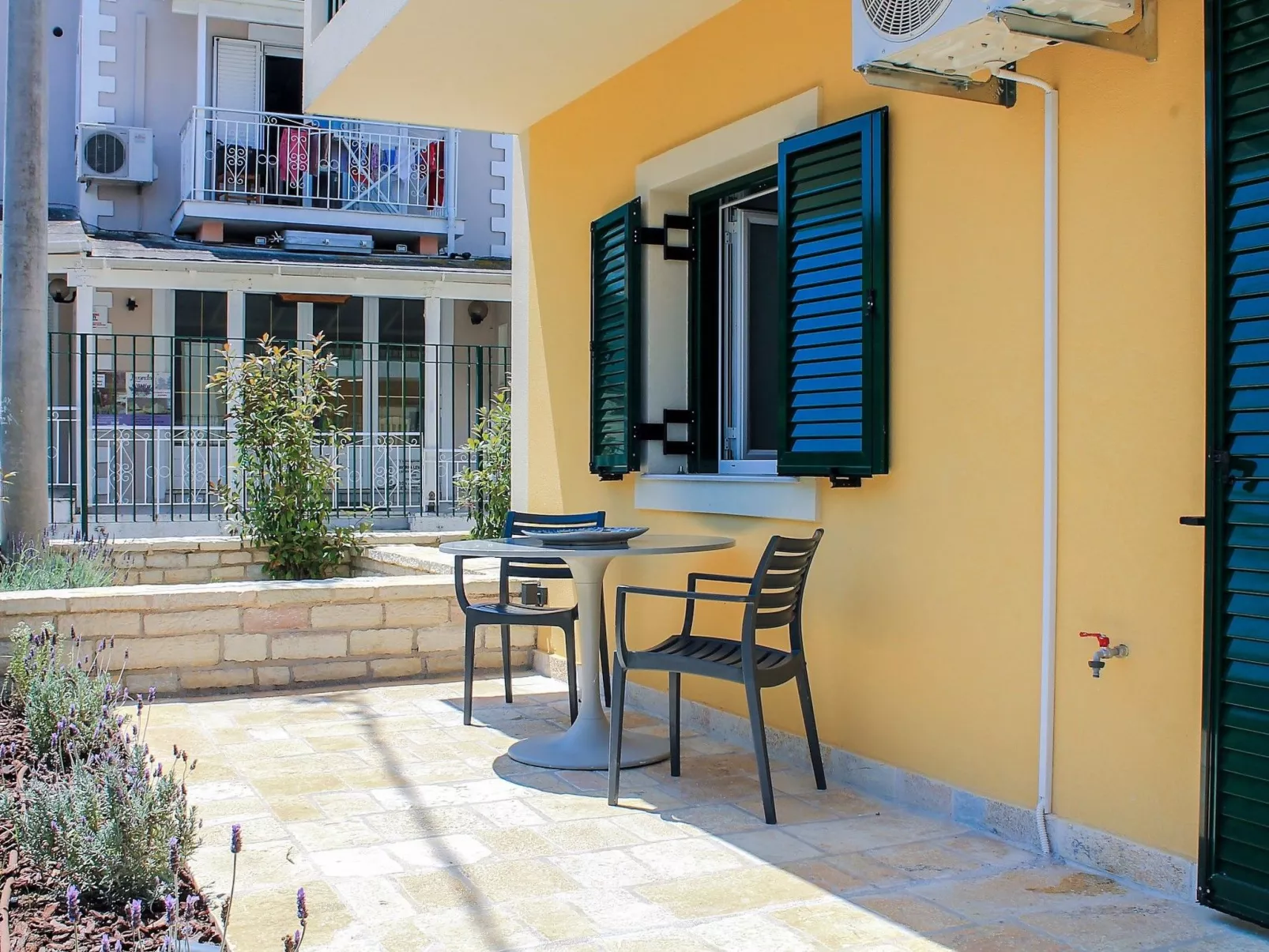 Stilvolle Erdgeschosswohnung Wave Tria in Kassiopi-Buiten