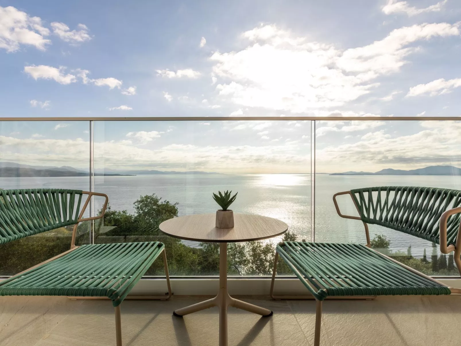 Luxuriöses Apartment mit zwei Schlafzimmern und Meerblick-Buiten