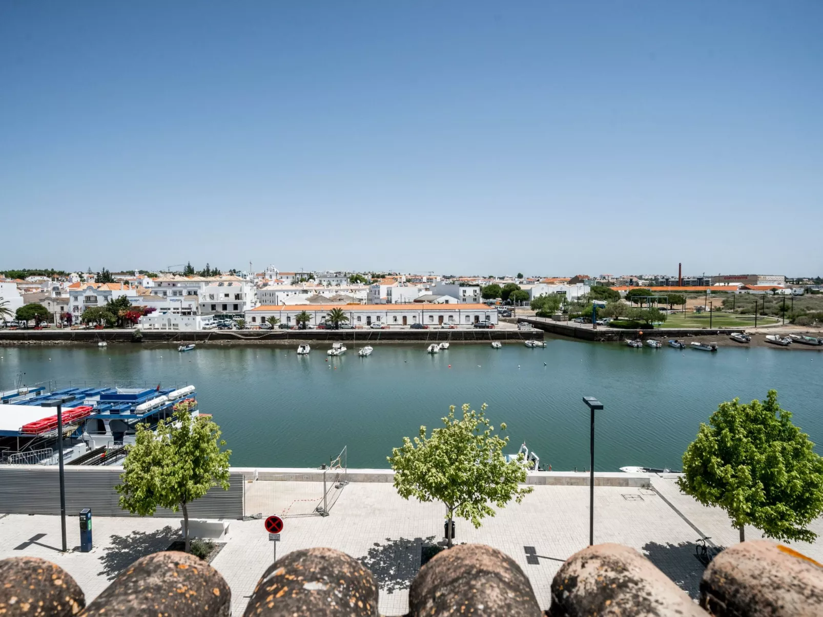 Haus am Flussufer-Buiten