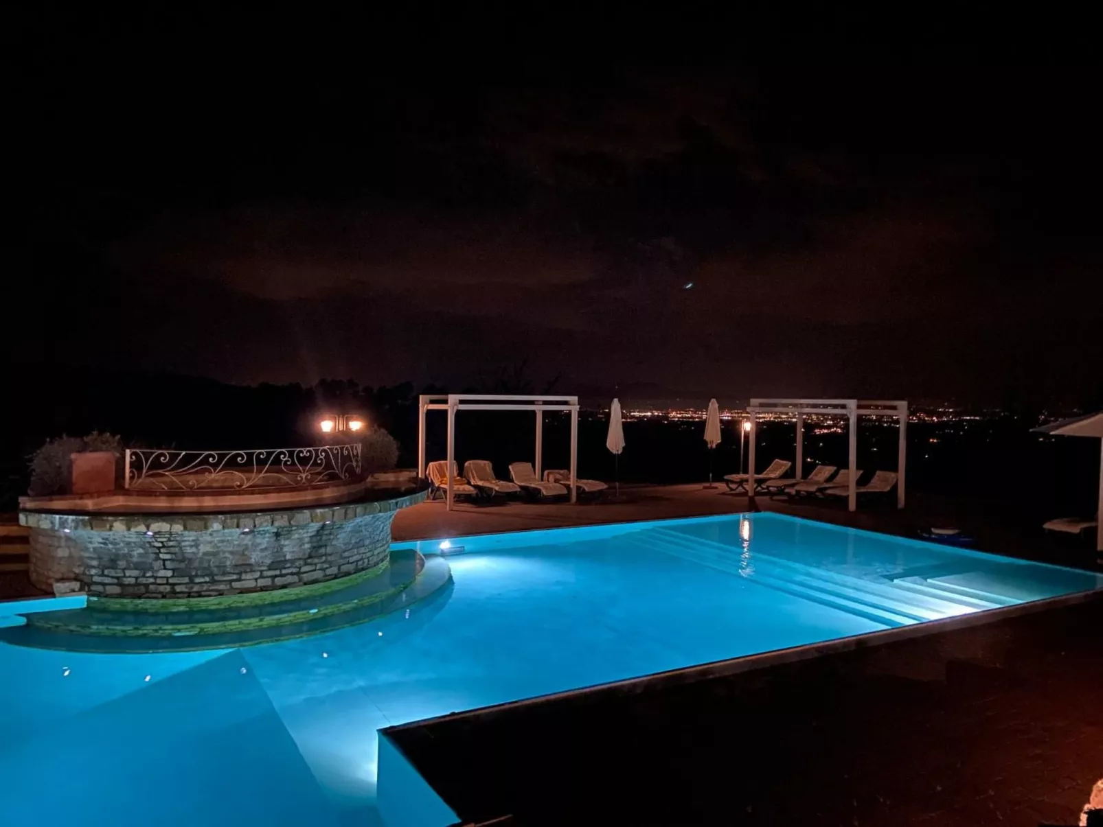 Für 10 Personen und 4 Kinder in Chianni, Toskana (Provinz Pisa)-Buiten