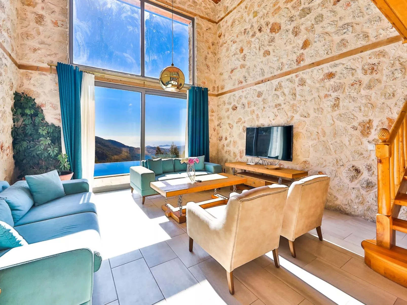 Traditionelles Natursteinhaus mit Sichtschutzpool-Image-tags.info