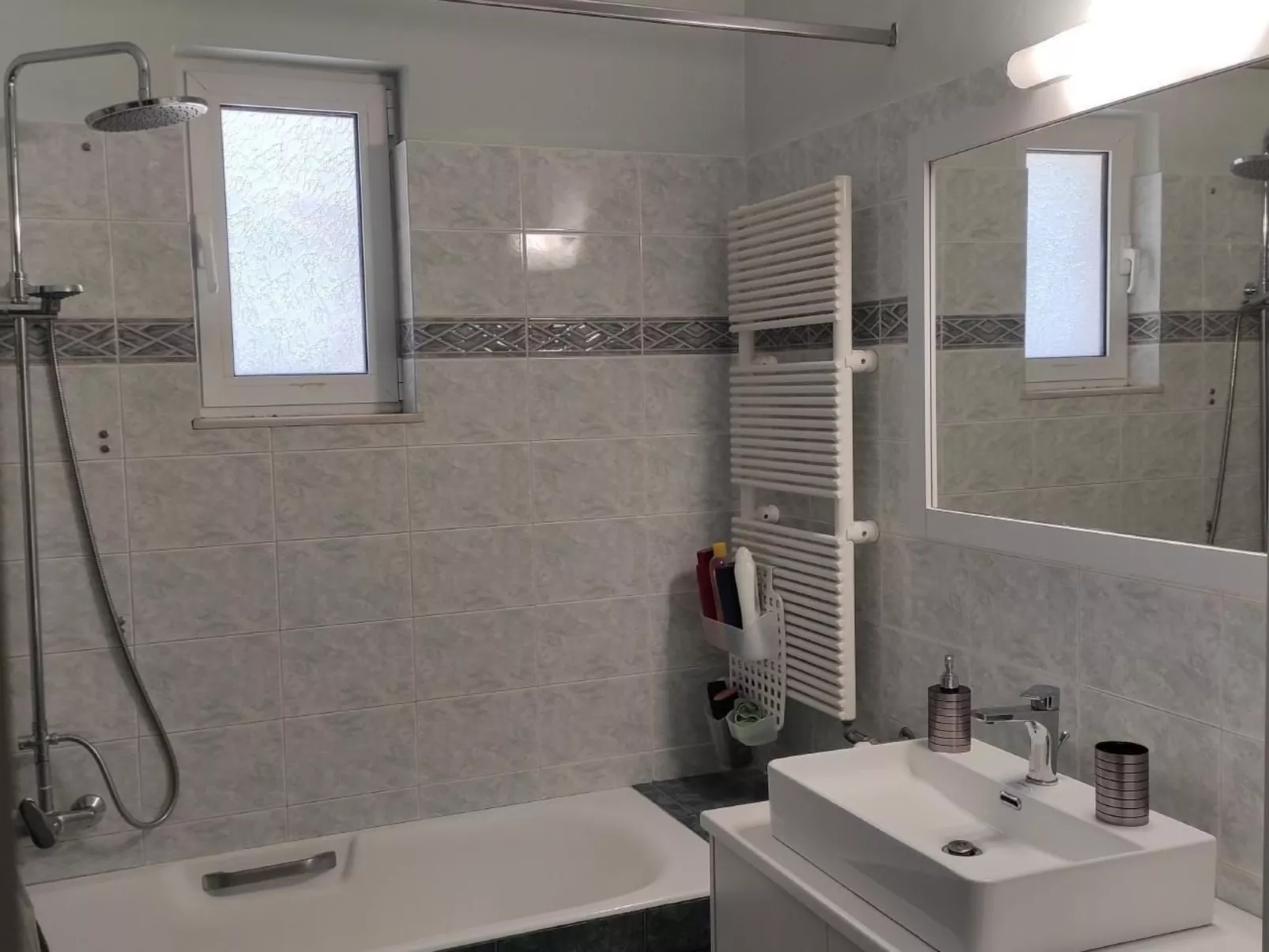 Sea Breeze Villa, atemberaubender Garten mit Meerblick-Binnen