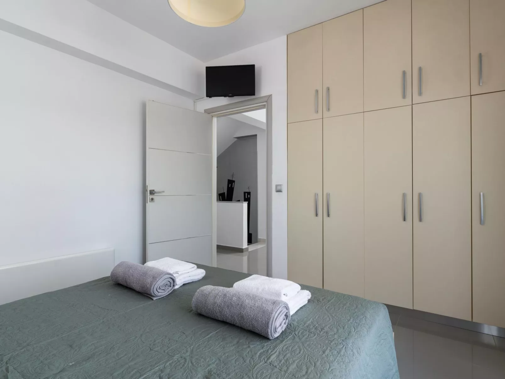 Niovis Villa-Image-tags.info