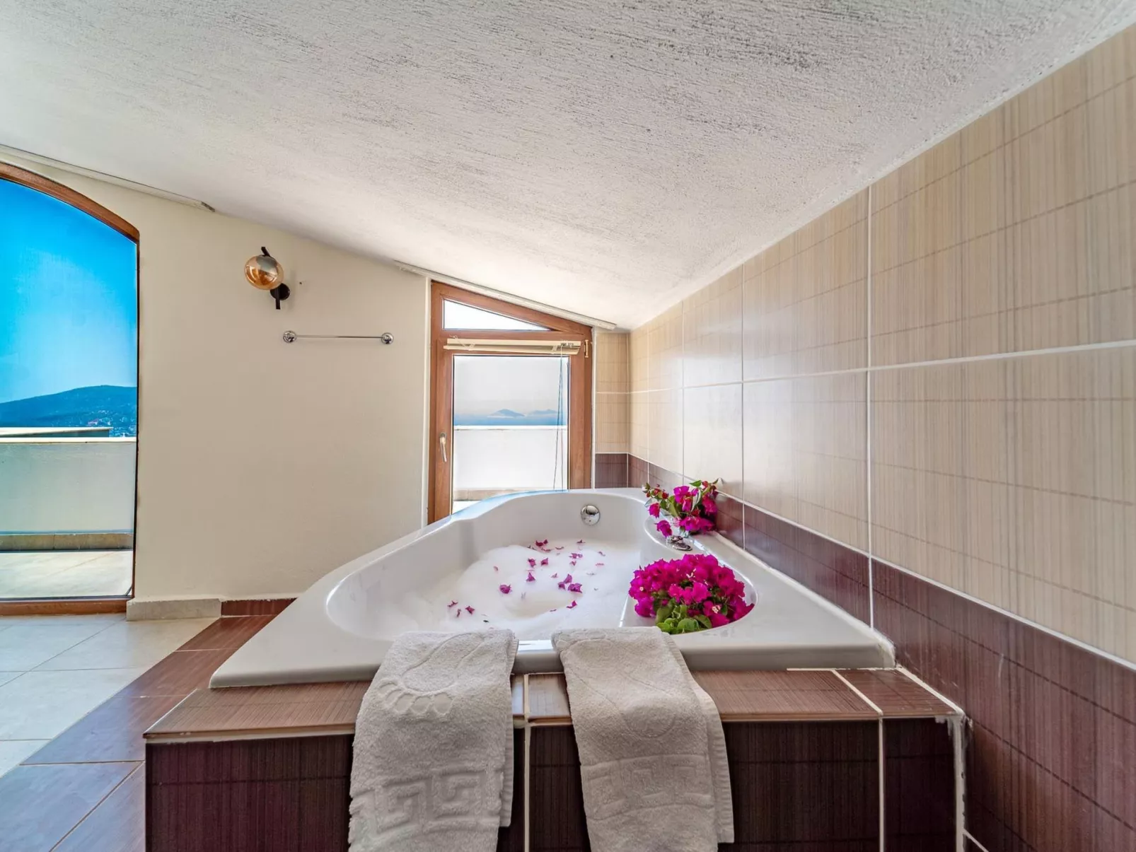 Villa aus Naturstein für 8 im Zentrum von Kalkan-Binnen