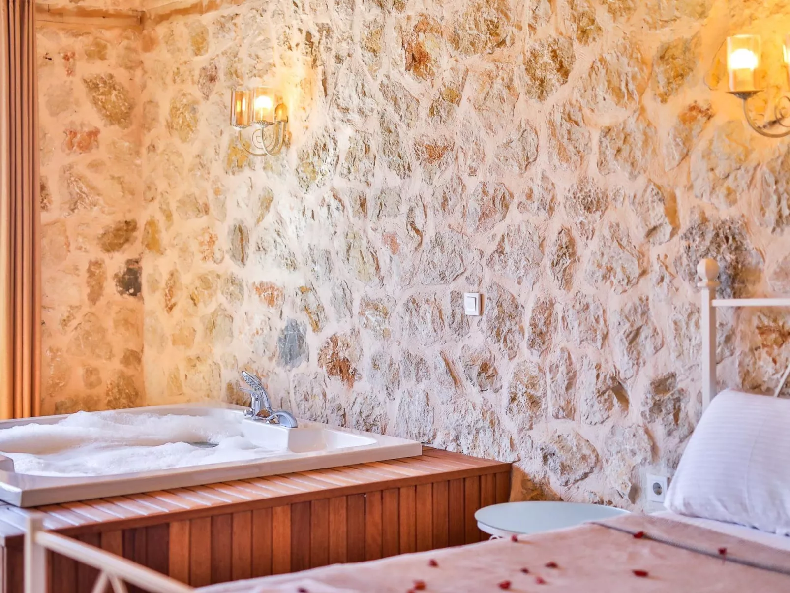 Natursteinhaus mit Pool in Kalkan Islamlar-Buiten