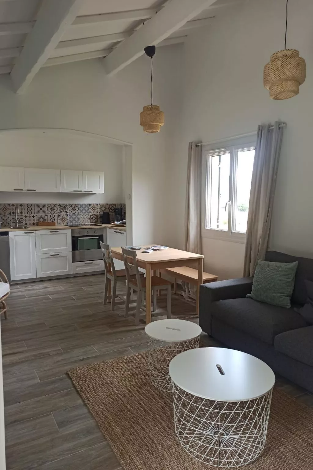 Im Herzen der Weinberge, schattige Terrasse umgeben von Grün, Pool - Binnen