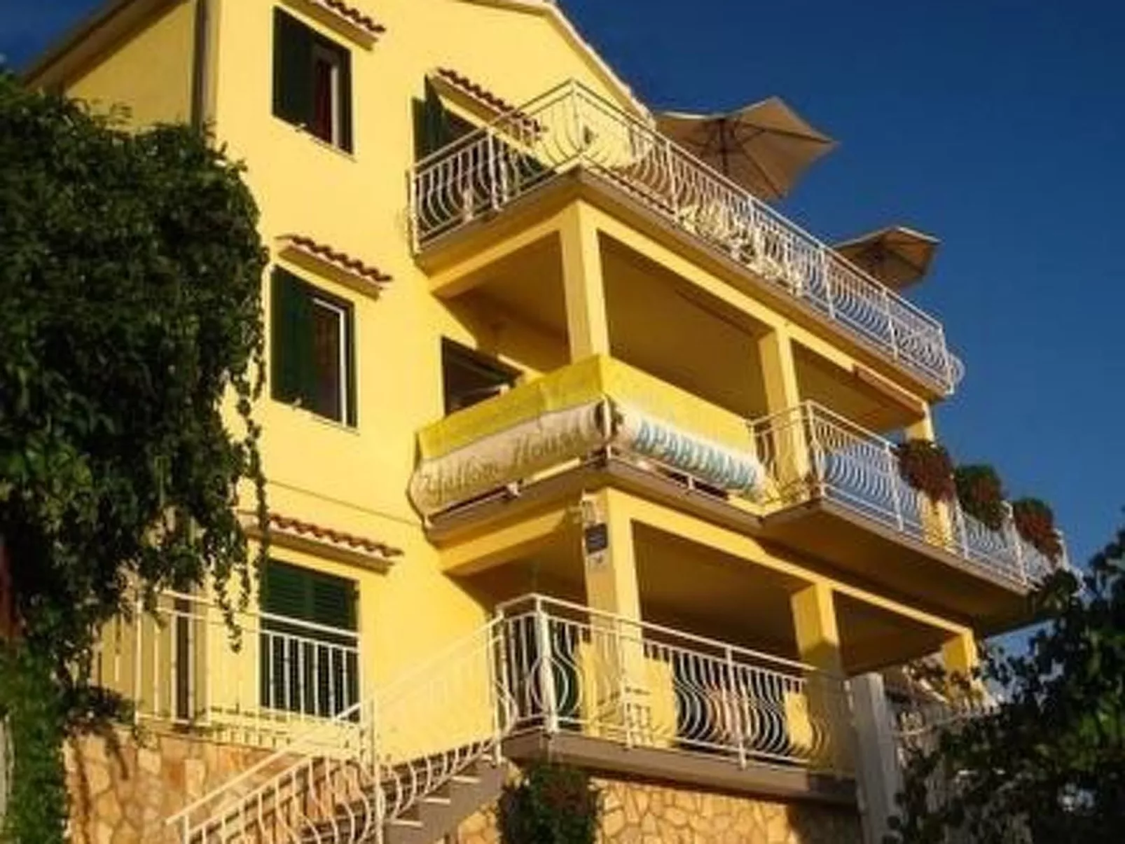 Trogir Yellow House A2-Image-tags.info