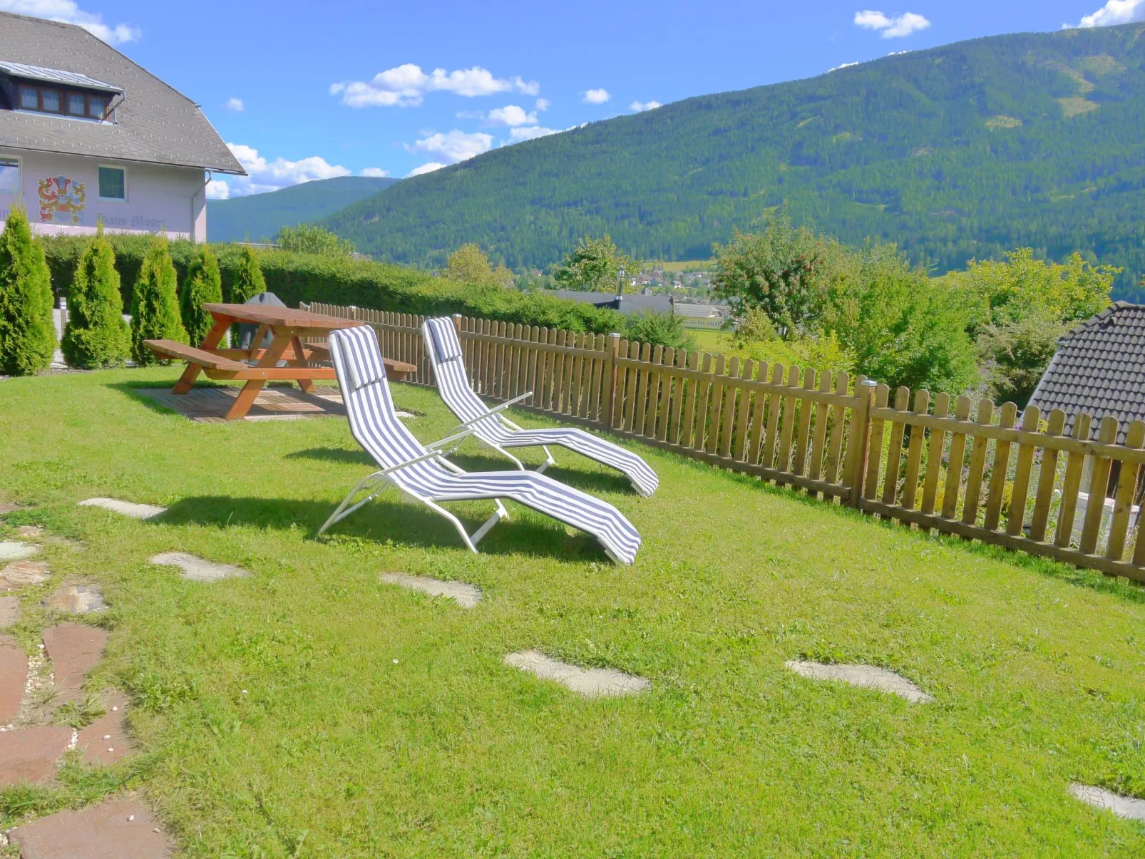 Geräumiges Apartment mit Panoramabergblick-Buiten