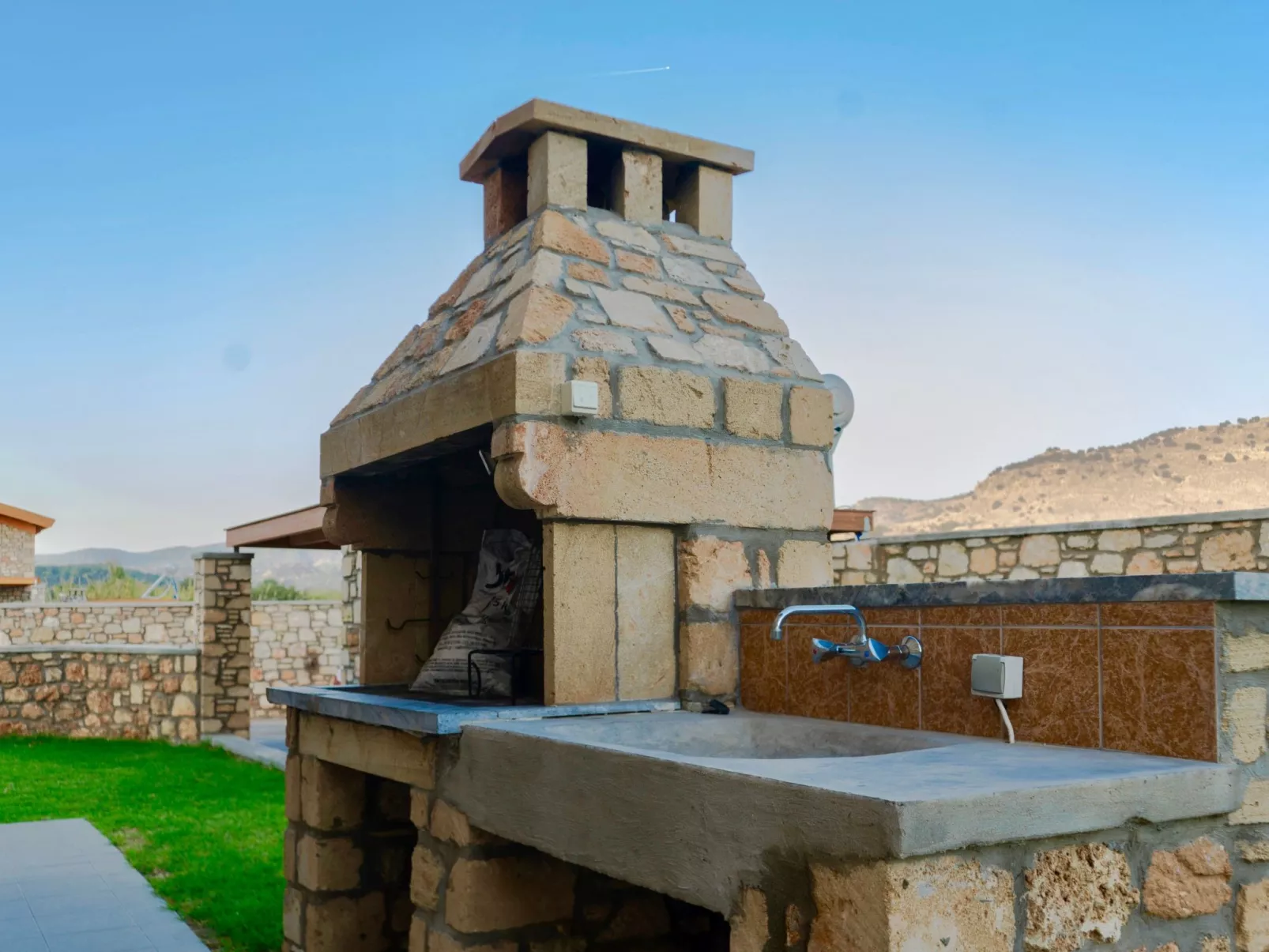 Mit Garten, Grill und Terrasse-Buiten