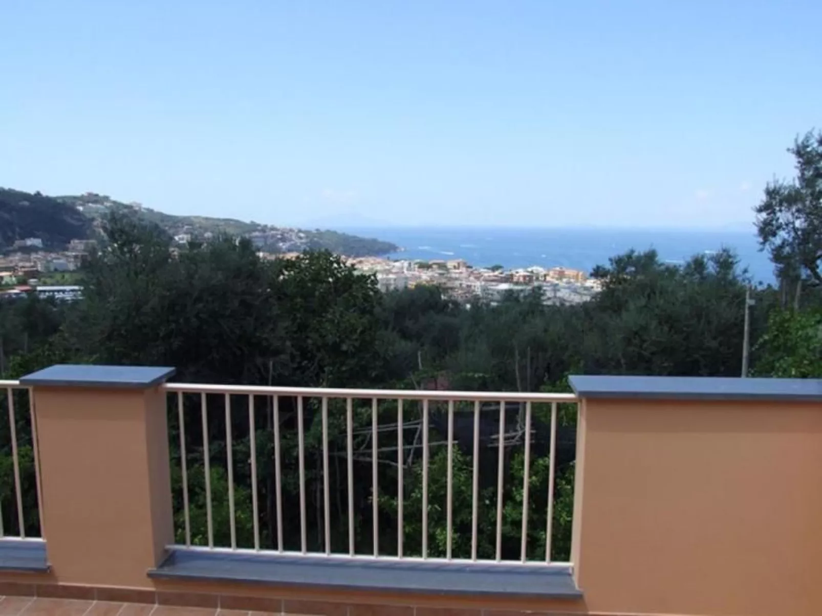 Rosa' Wohnung mit privatem Garten-Buiten