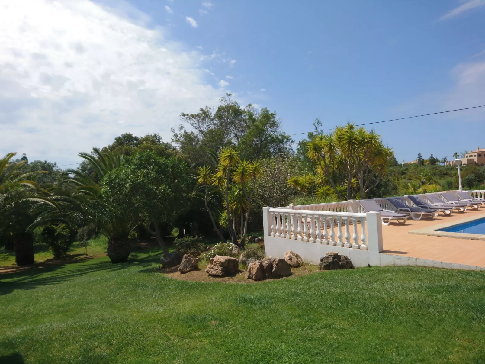 Mit Terrasse und Gemeinschaftspool-Buiten