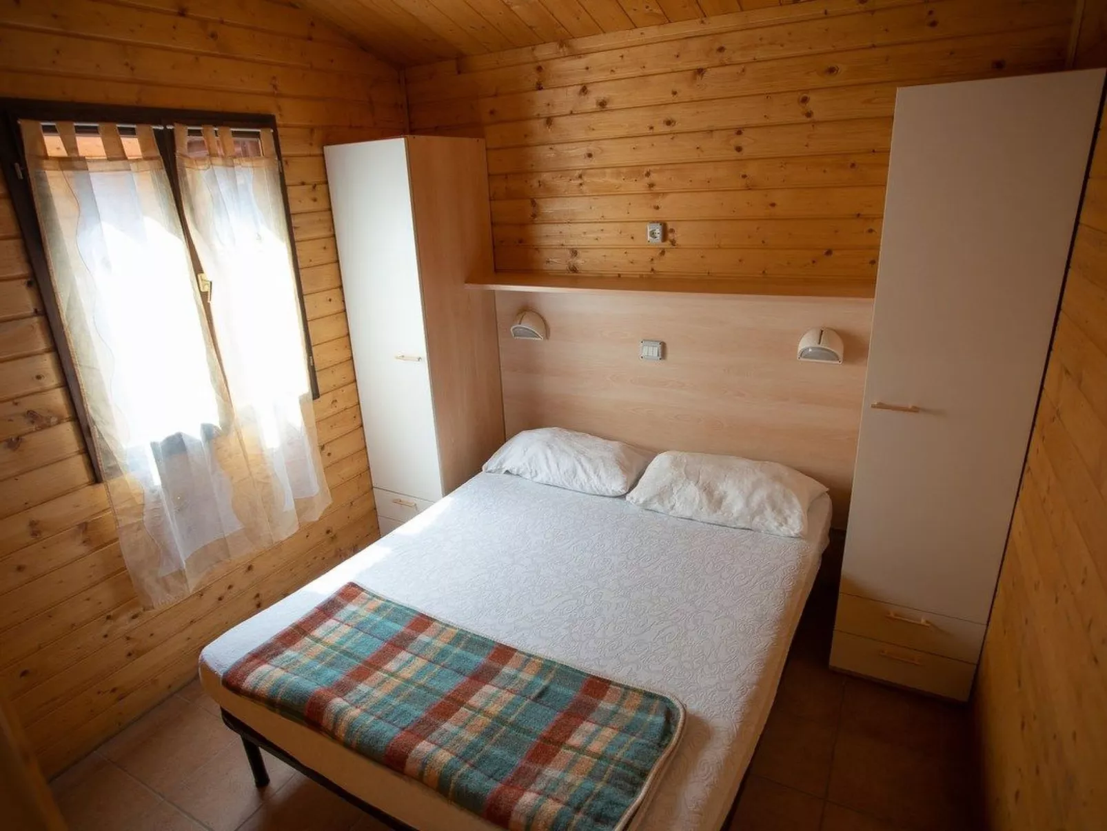 Bungalow aus Holz mit Veranda und nah am Strand.-Binnen