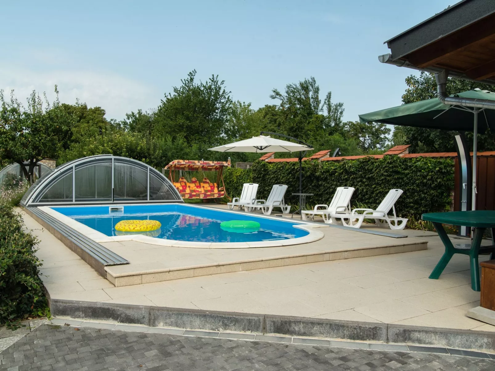Mit Swimmingpool für 10 Personen-Buiten