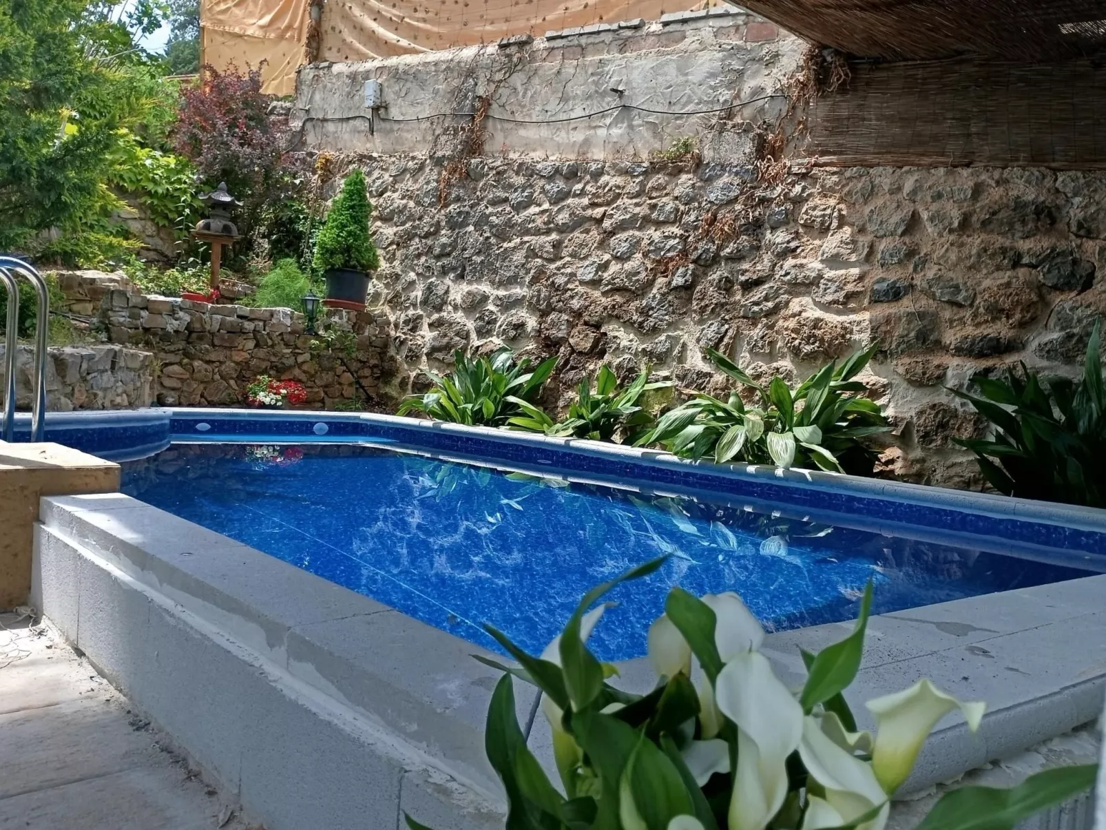 Haus für zwei Personen mit privatem Pool in den Bergen.-Buiten