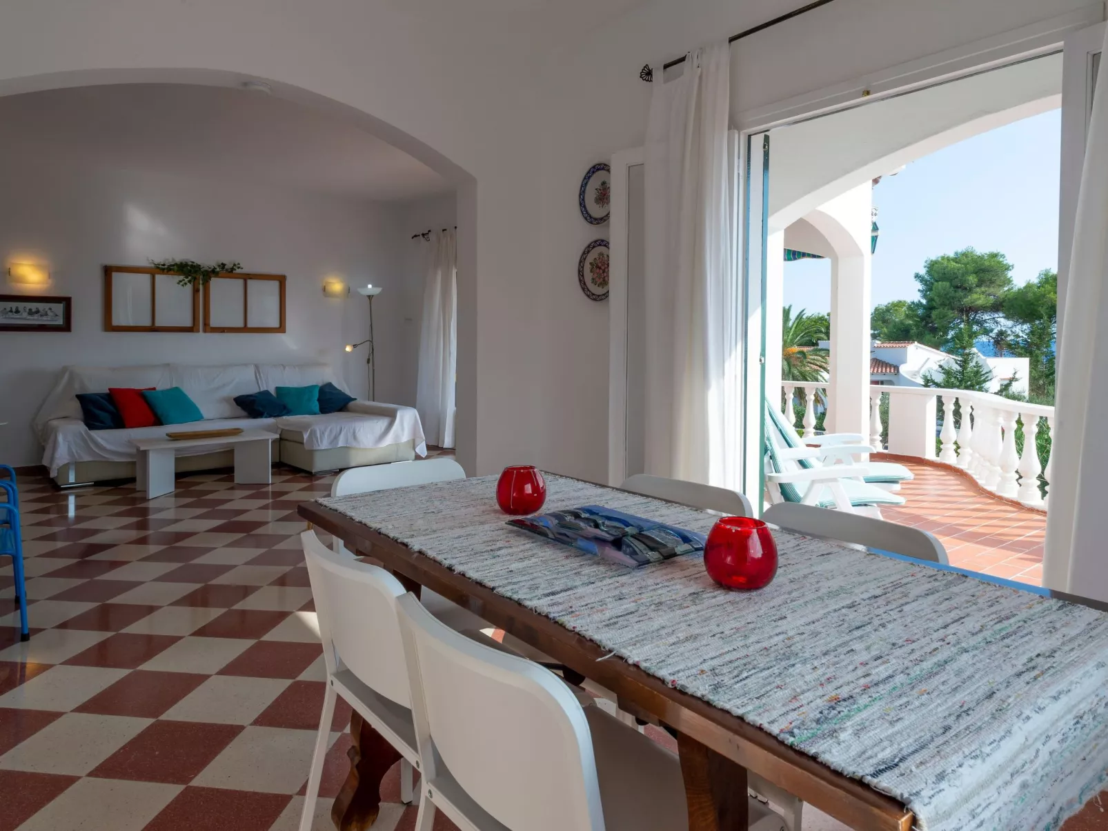 Moderne, frische Familienvilla Allondra - Binnen