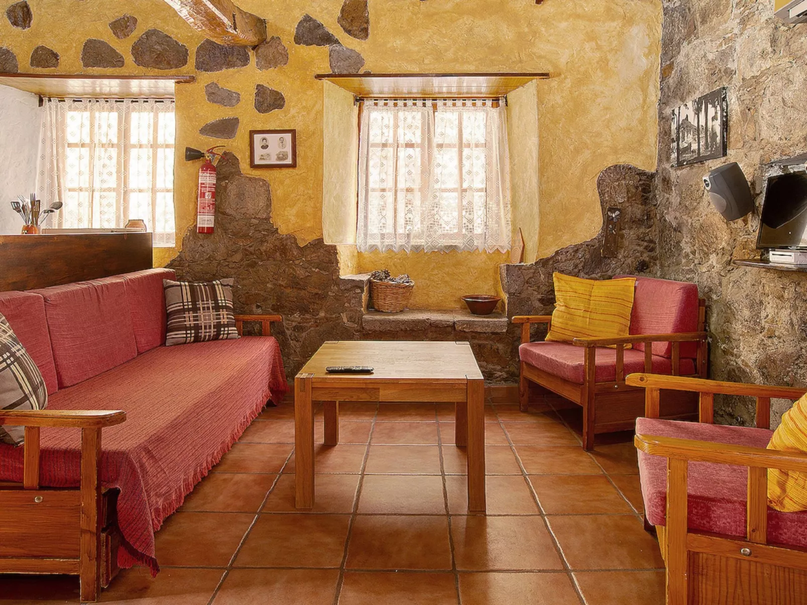 250 Jahre altes Steinhaus mit zwei Terrassen inmitten einer wunderbaren Naturla-Image-tags.info