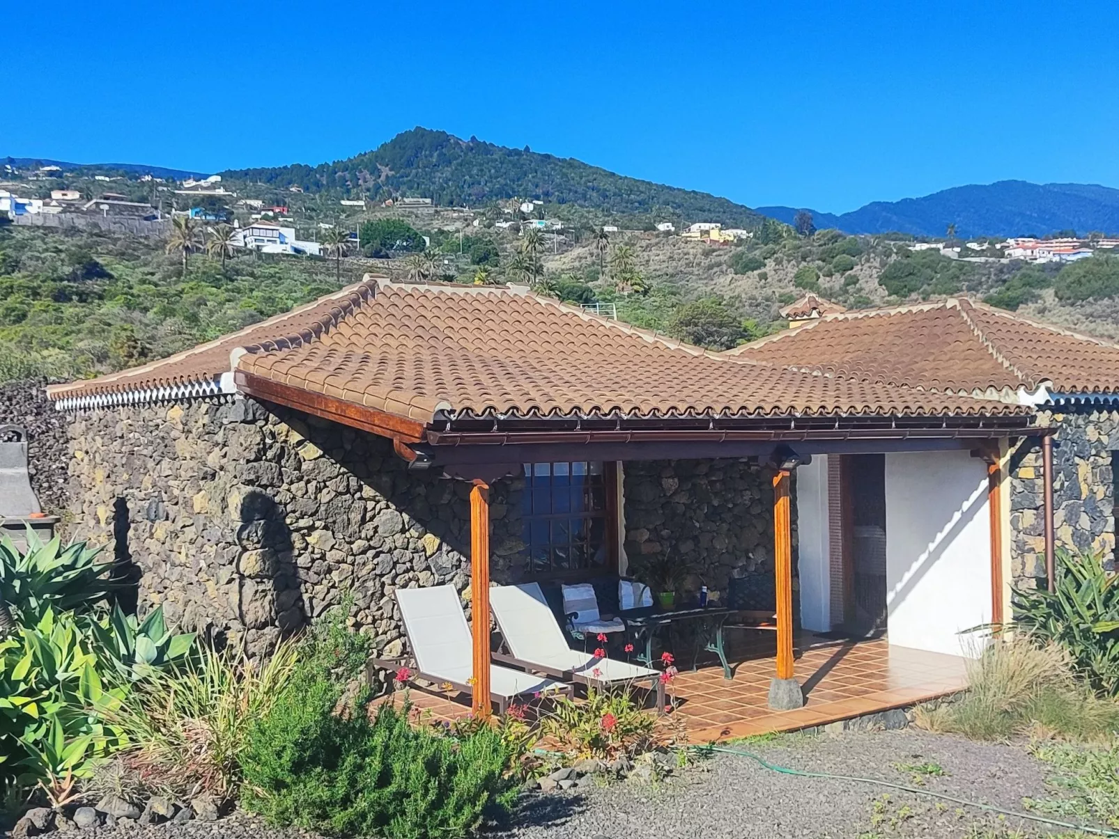 In Monte Breñas mit Grill, Terrasse und Garten-Buiten